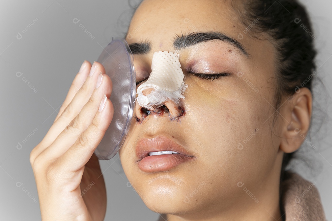 Jovem com gelo no rosto