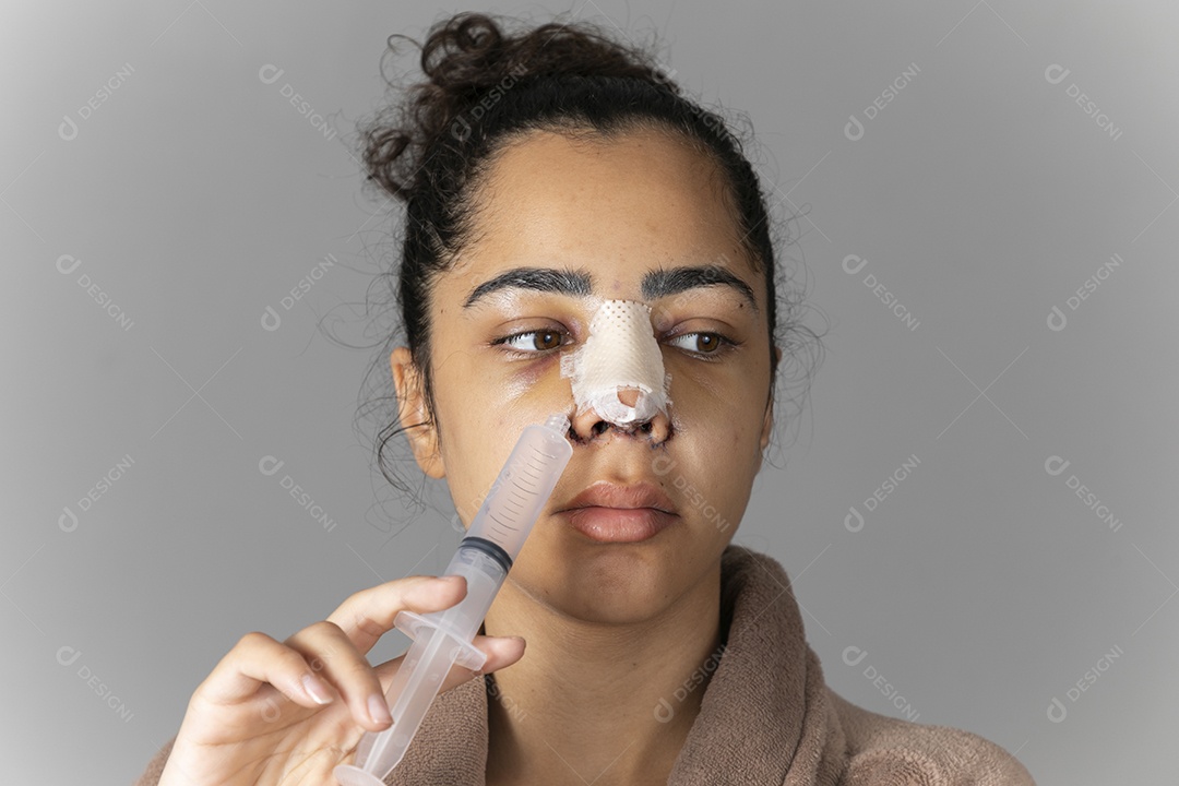 Mulher depois de um procedimento estético com seringa na mão