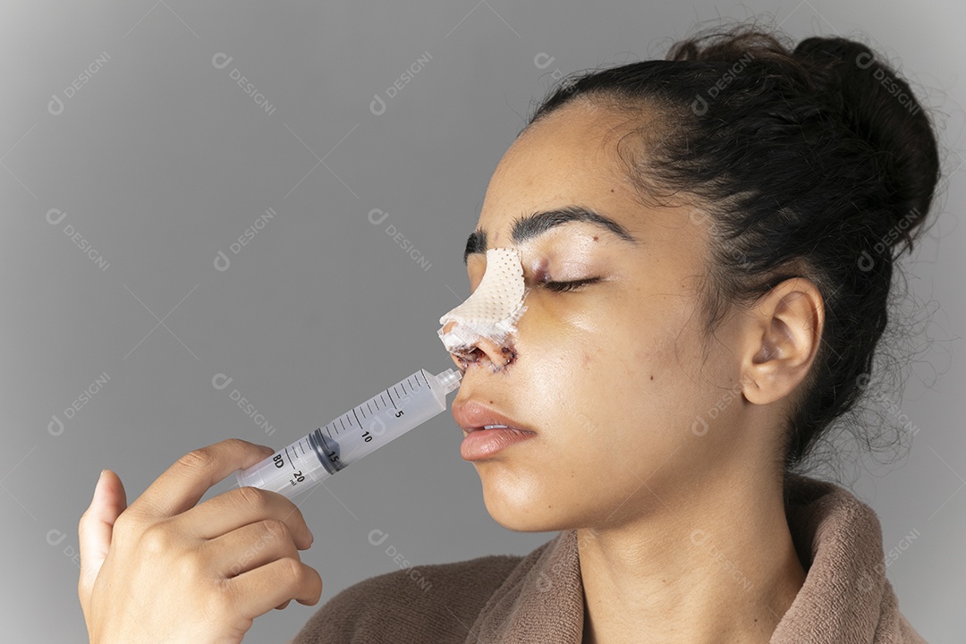 Mulher lavando nariz depois da cirurgia