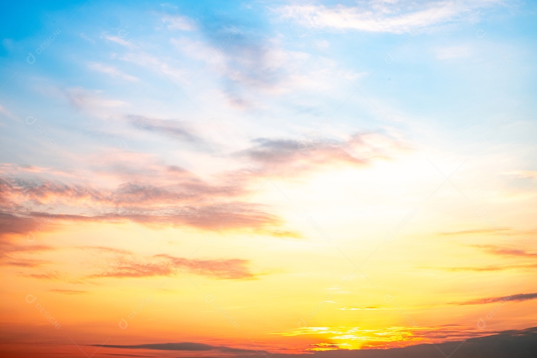 O nascer do sol é decorado com nuvens em vários formatos