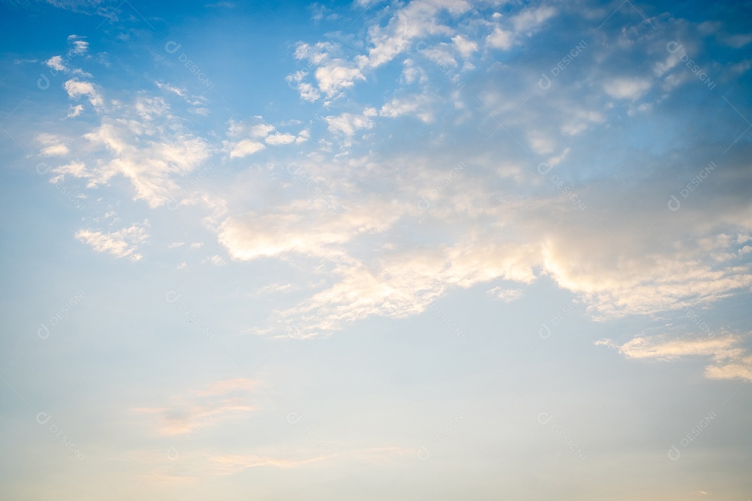 O nascer do sol é decorado com nuvens em vários formatos