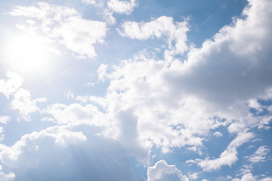 O nascer do sol é decorado com nuvens em vários formatos