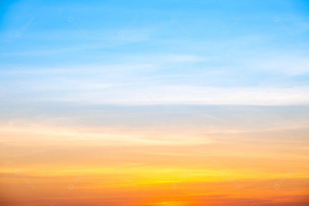 O nascer do sol é decorado com nuvens em vários formatos
