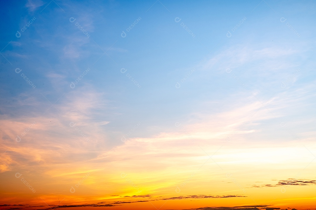 O nascer do sol é decorado com nuvens em vários formatos