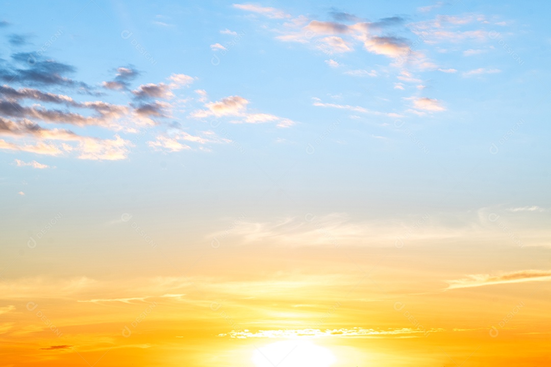 O nascer do sol é decorado com nuvens em vários formatos