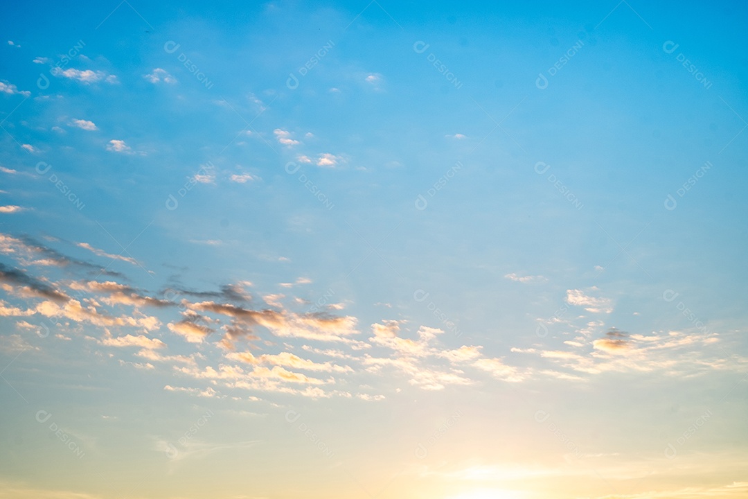 O nascer do sol é decorado com nuvens em vários formatos