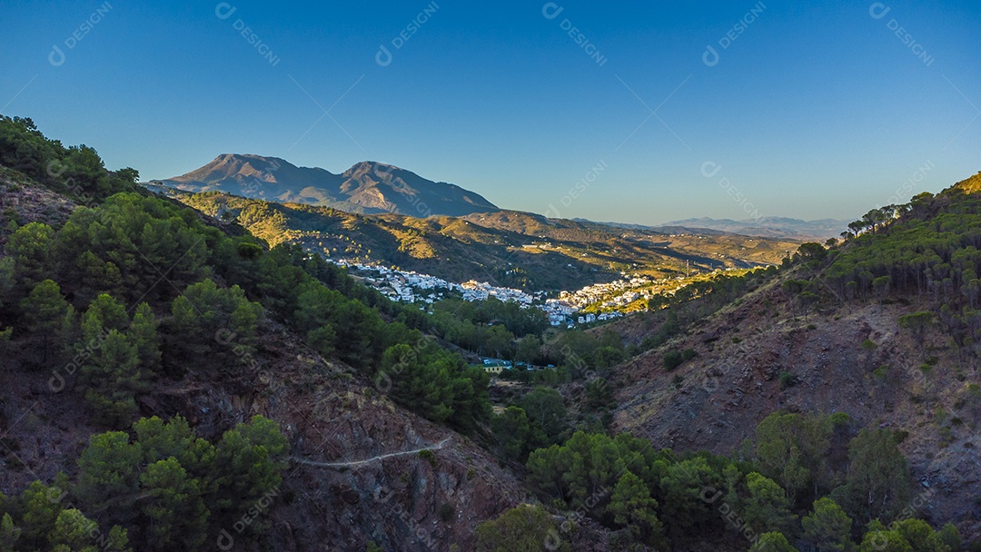 Foto aérea de drone da vila branca de Tolox na Espanha