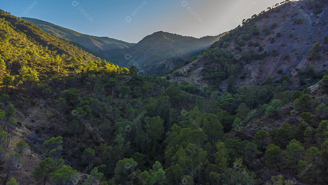 Foto aérea de drone da vila branca de Tolox na Espanha