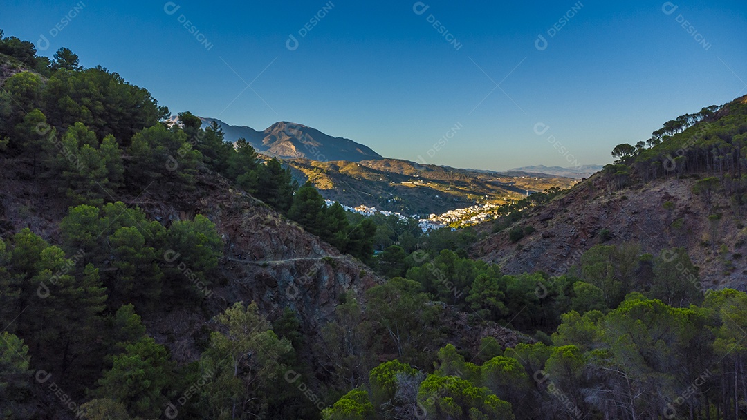 Foto aérea de drone da vila branca de Tolox na Espanha