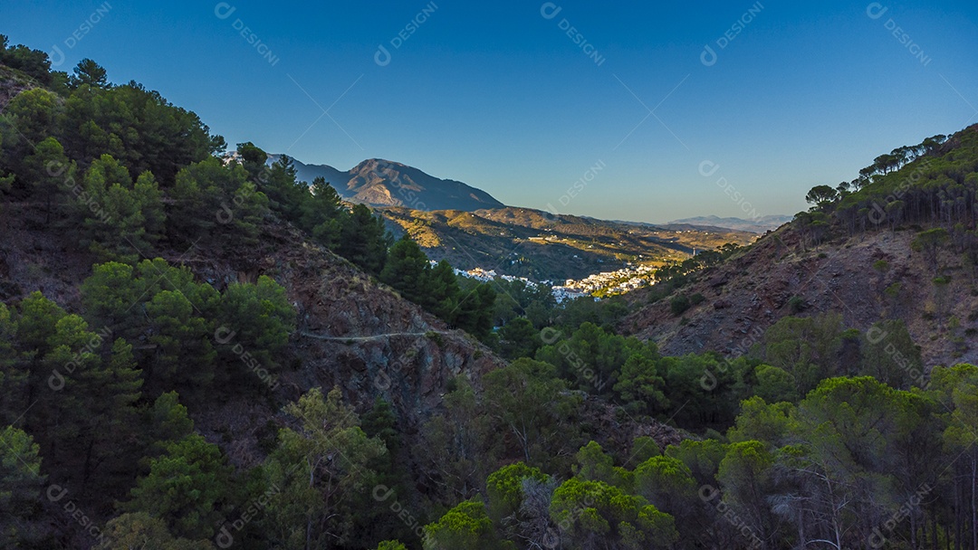 Foto aérea de drone da vila branca de Tolox na Espanha