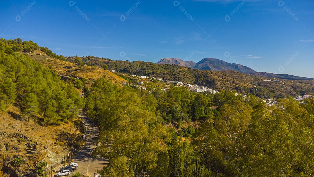 Foto aérea de drone da vila branca de Tolox na Espanha