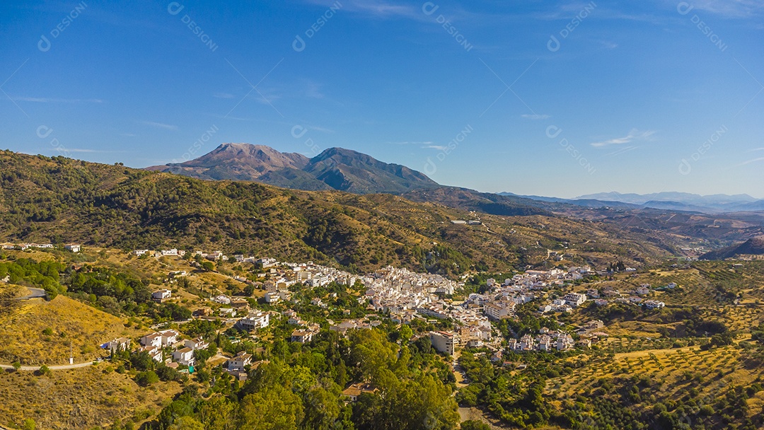 Foto aérea de drone da vila branca de Tolox na Espanha