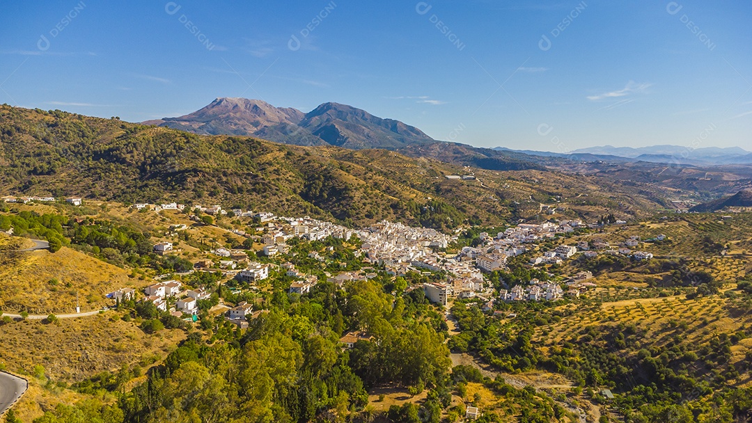 Foto aérea de drone da vila branca de Tolox na Espanha