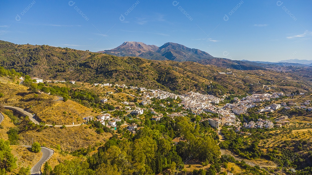Foto aérea de drone da vila branca de Tolox na Espanha