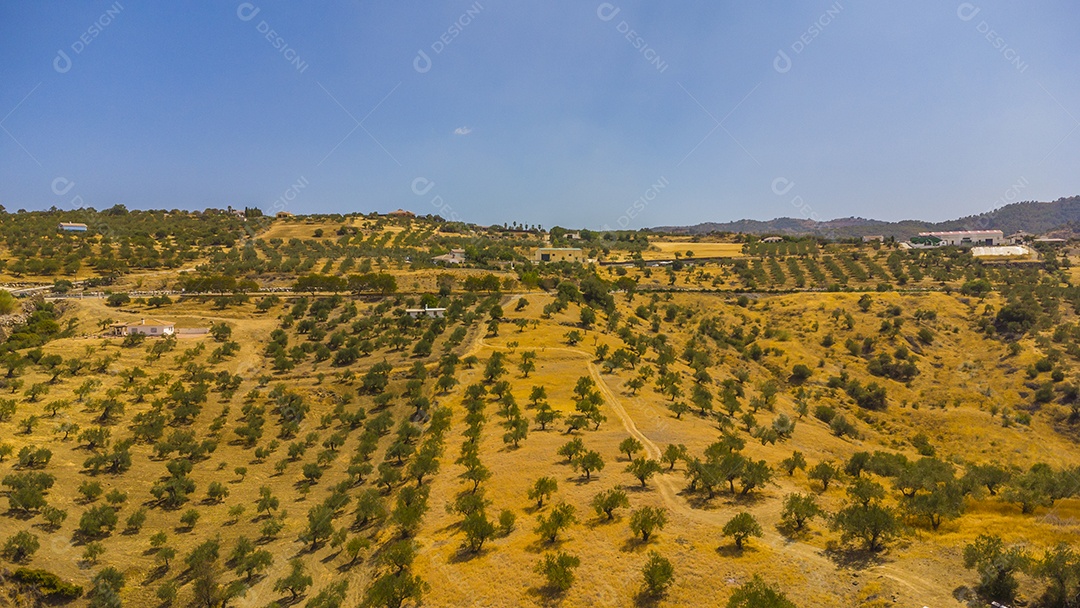 Foto aérea de drone da vila branca de Tolox na Espanha