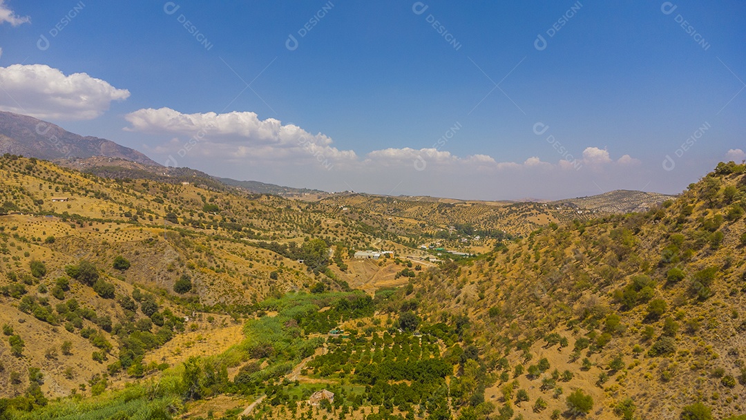 Foto aérea de drone da vila branca de Tolox na Espanha