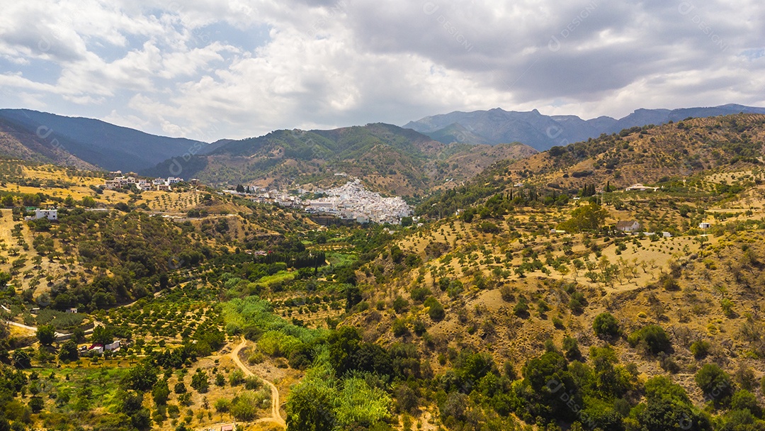 Foto aérea de drone da vila branca de Tolox na Espanha