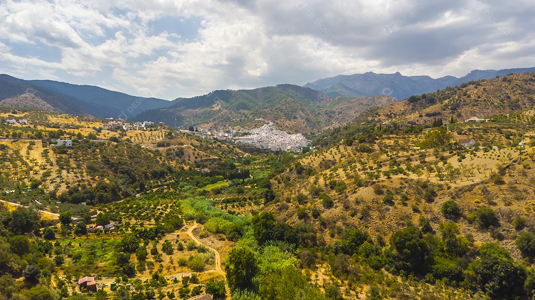 Foto aérea de drone da vila branca de Tolox na Espanha