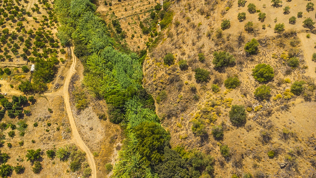 Foto aérea de drone da vila branca de Tolox na Espanha