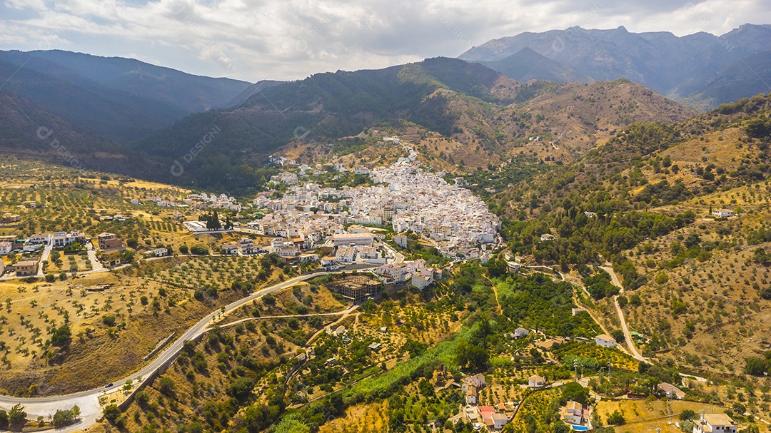 Foto aérea de drone da vila branca de Tolox na Espanha