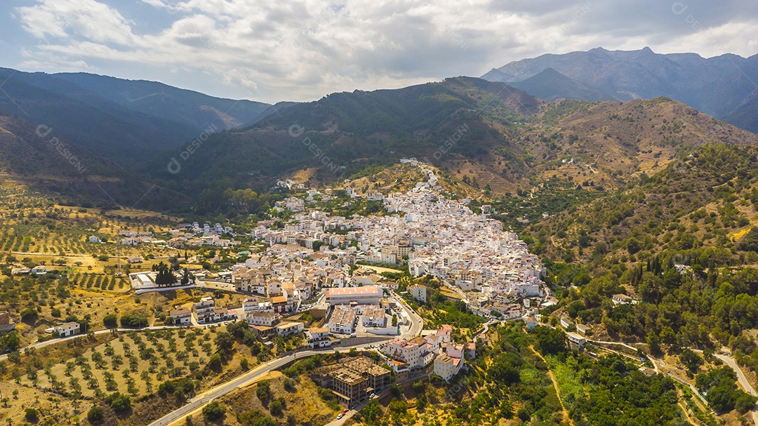 Foto aérea de drone da vila branca de Tolox na Espanha