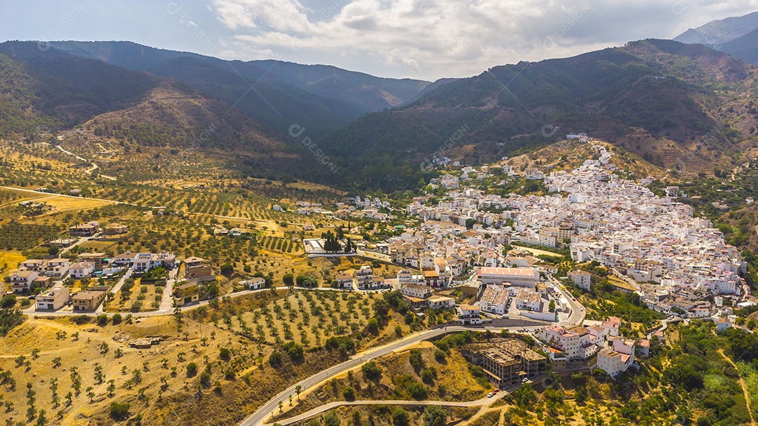 Foto aérea de drone da vila branca de Tolox na Espanha