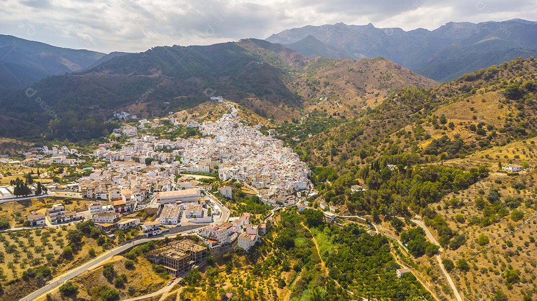 Foto aérea de drone da vila branca de Tolox na Espanha