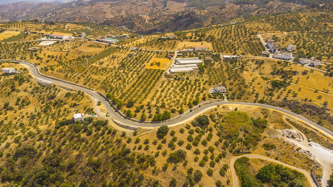 Foto aérea de drone da vila branca de Tolox na Espanha