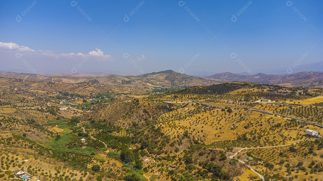 Foto aérea de drone da vila branca de Tolox na Espanha