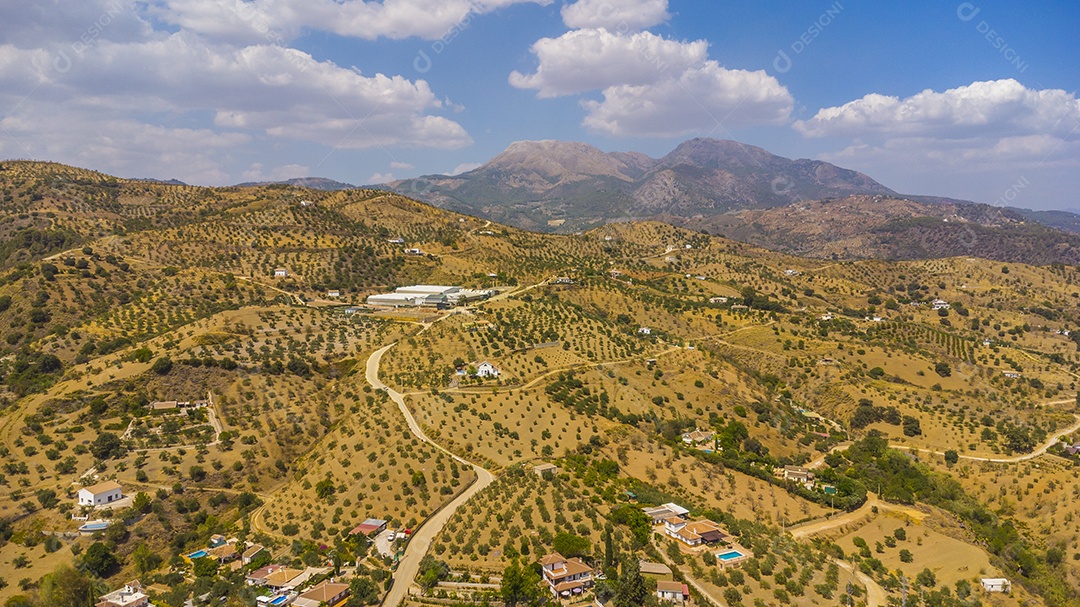 Foto aérea de drone da vila branca de Tolox na Espanha