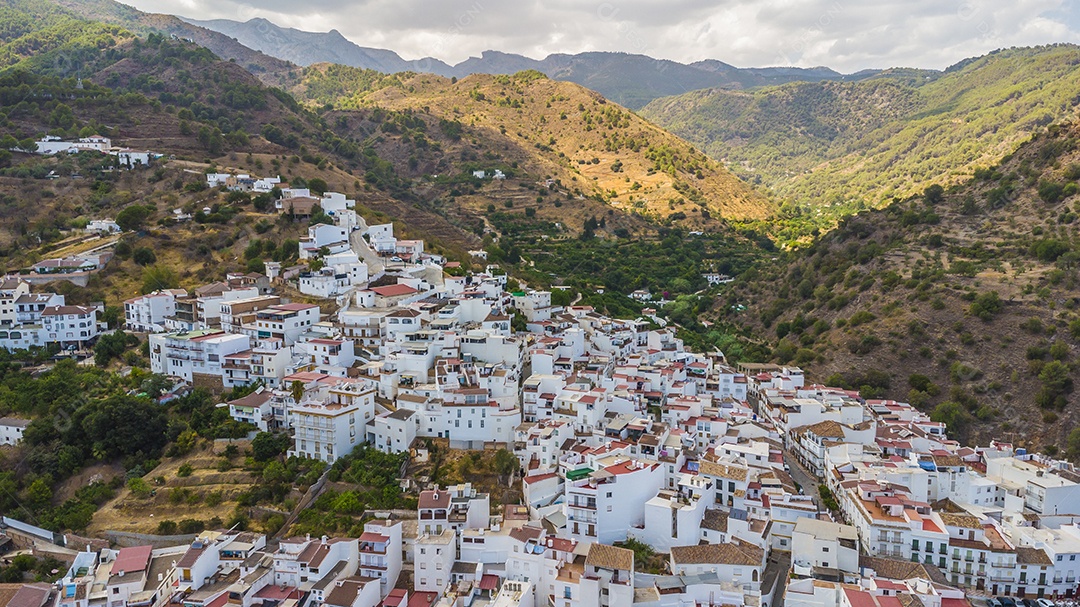 Foto aérea de drone da vila branca de Tolox na Espanha