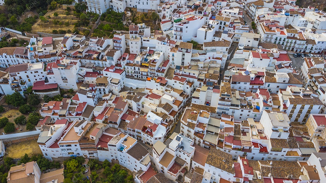 Foto aérea de drone da vila branca de Tolox na Espanha