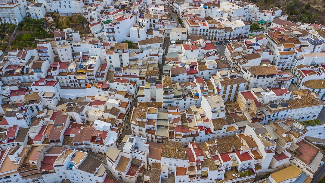 Foto aérea de drone da vila branca de Tolox na Espanha