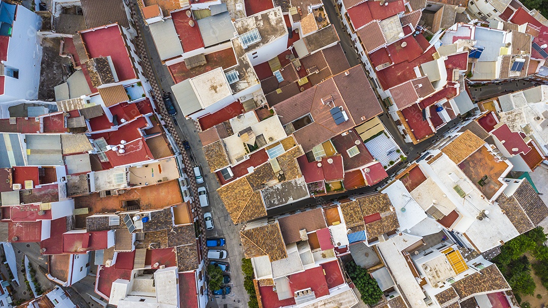 Foto aérea de drone da vila branca de Tolox na Espanha