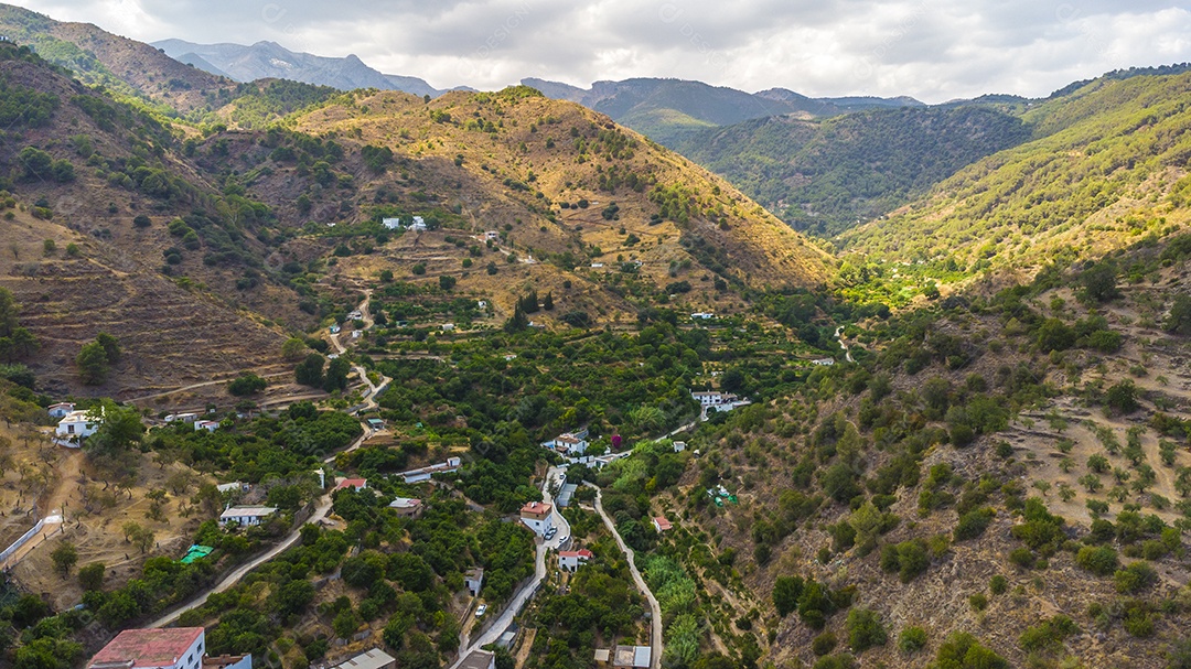 Foto aérea de drone da vila branca de Tolox na Espanha