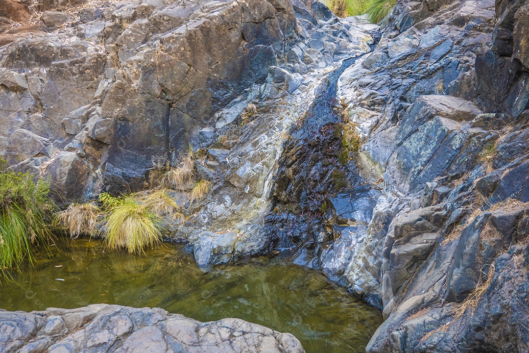 Piscina de água nas montanhas da região da andaluzia
