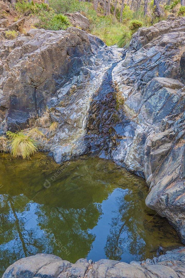 Piscina de água nas montanhas da região da andaluzia