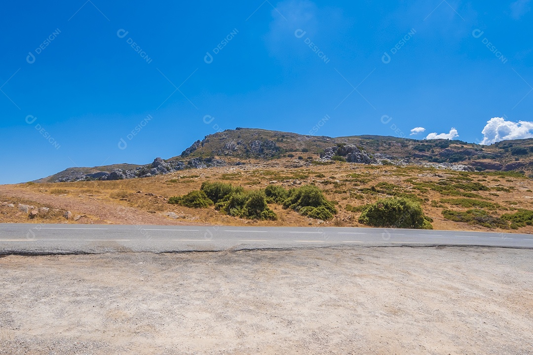 Estrada de asfalto paisagem com pedras e bela estrada de montanha com um asfalto perfeito em rodovia nas montanhas europeias