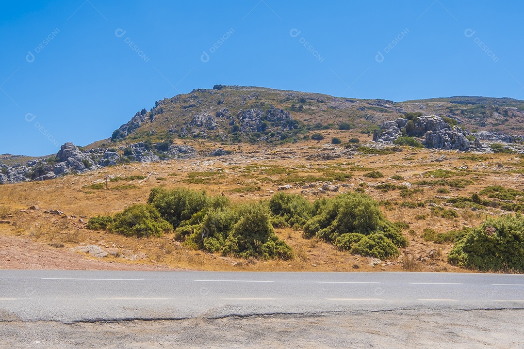 Estrada de asfalto paisagem com pedras e bela estrada de montanha com um asfalto perfeito em rodovia nas montanhas europeias