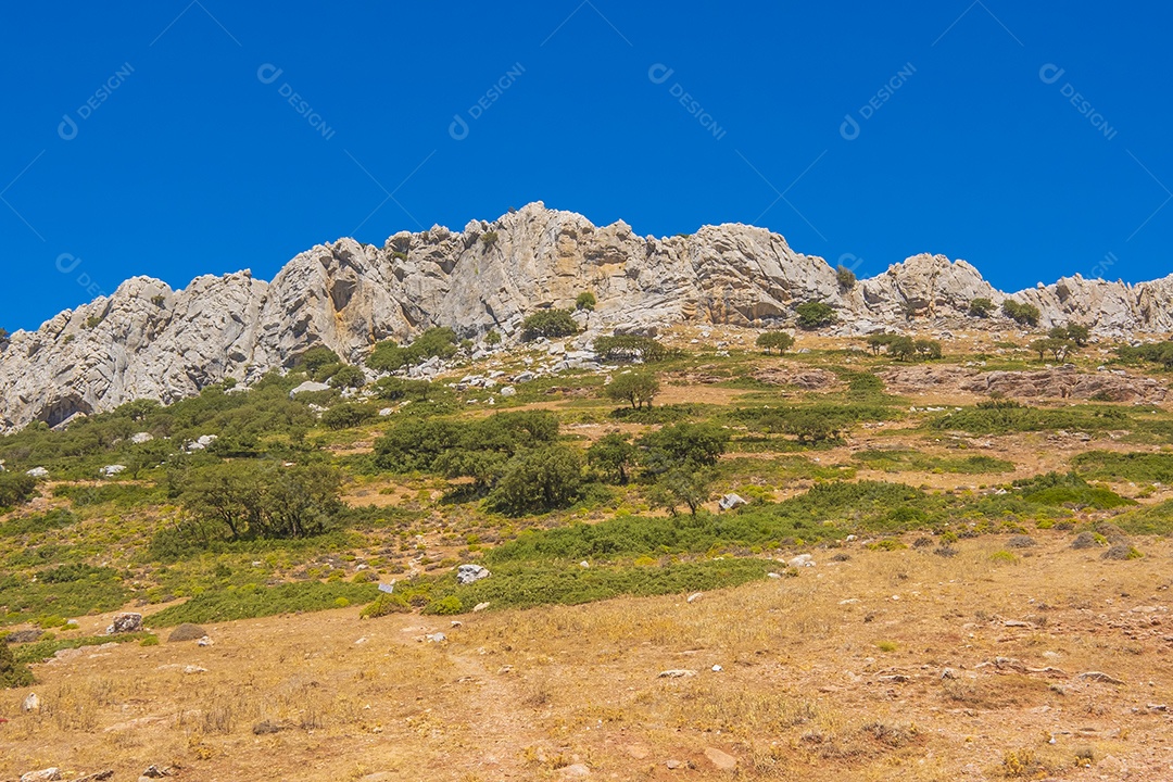 Estrada de asfalto paisagem com pedras e bela estrada de montanha com um asfalto perfeito em rodovia nas montanhas europeias