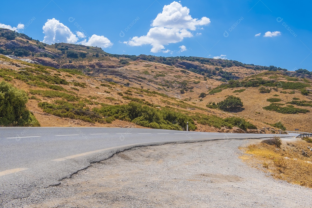 Estrada de asfalto paisagem com pedras e bela estrada de montanha com um asfalto perfeito em rodovia nas montanhas europeias