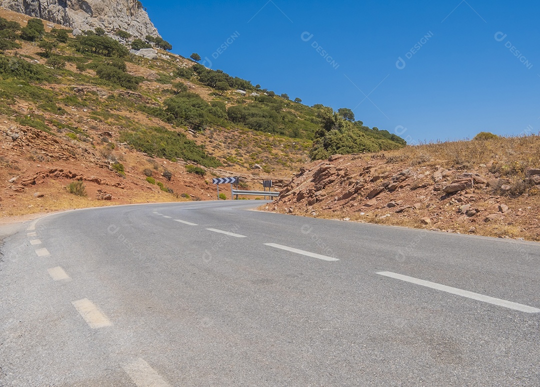 Estrada de asfalto paisagem com pedras e bela estrada de montanha com um asfalto perfeito em rodovia nas montanhas europeias