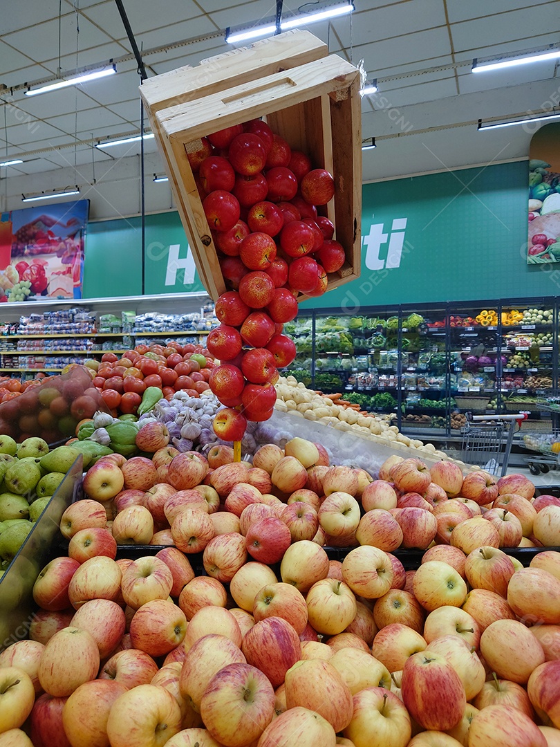 Fruta de maçã vermelha à venda no supermercado