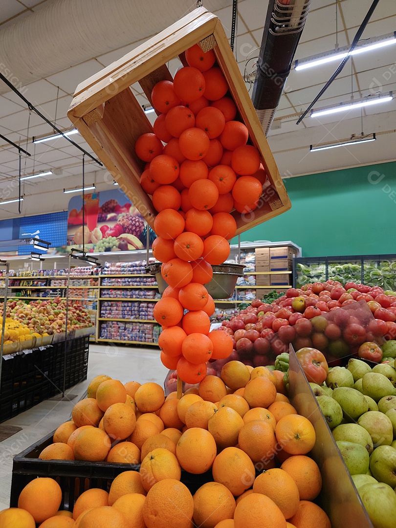 Fruta laranja fresca à venda no supermercado