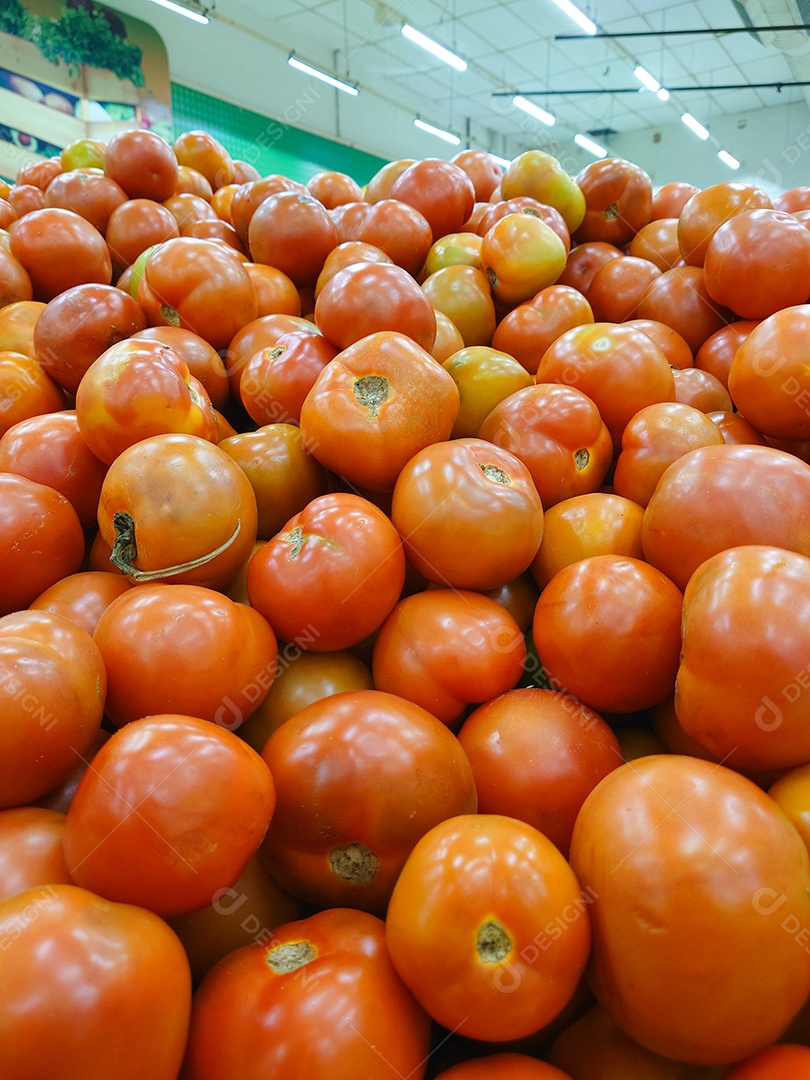 Tomates vermelhos à venda sobre supermercado