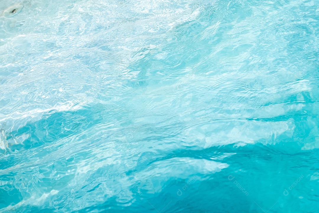 Closeup Textura de superfície de água azul transparente e clara com ondulações