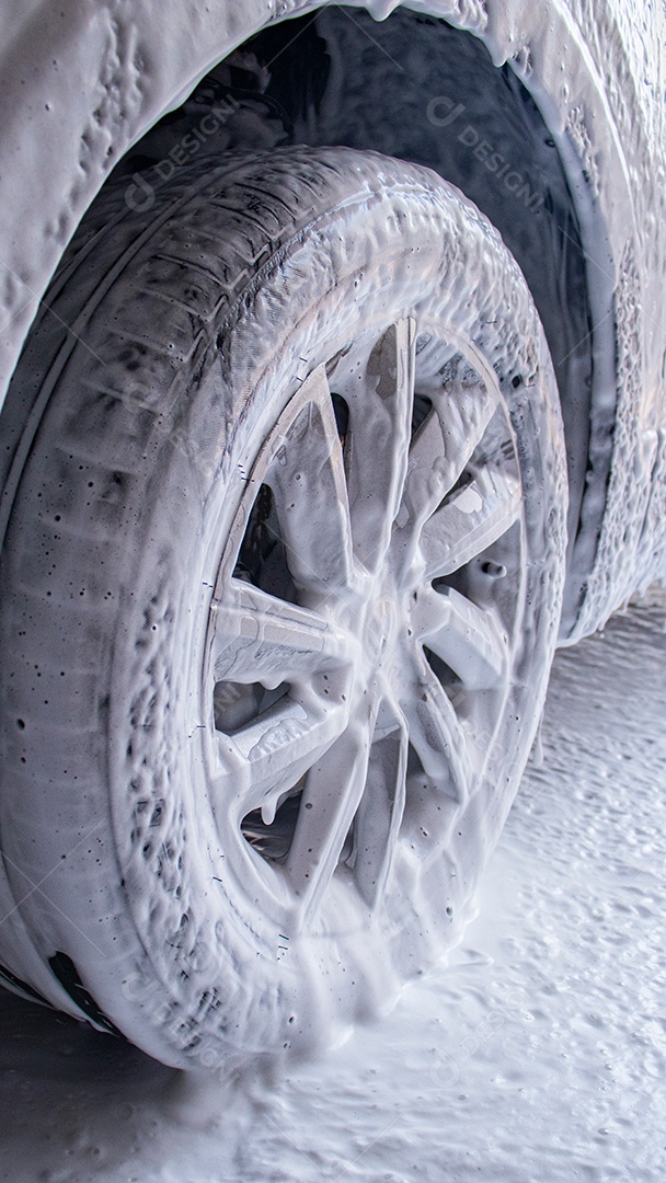 Roda de carro sendo lava com sabão