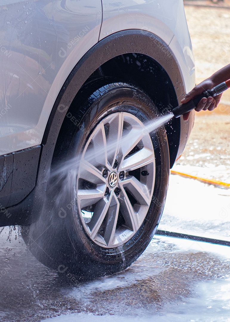 Roda de carro sendo lavada