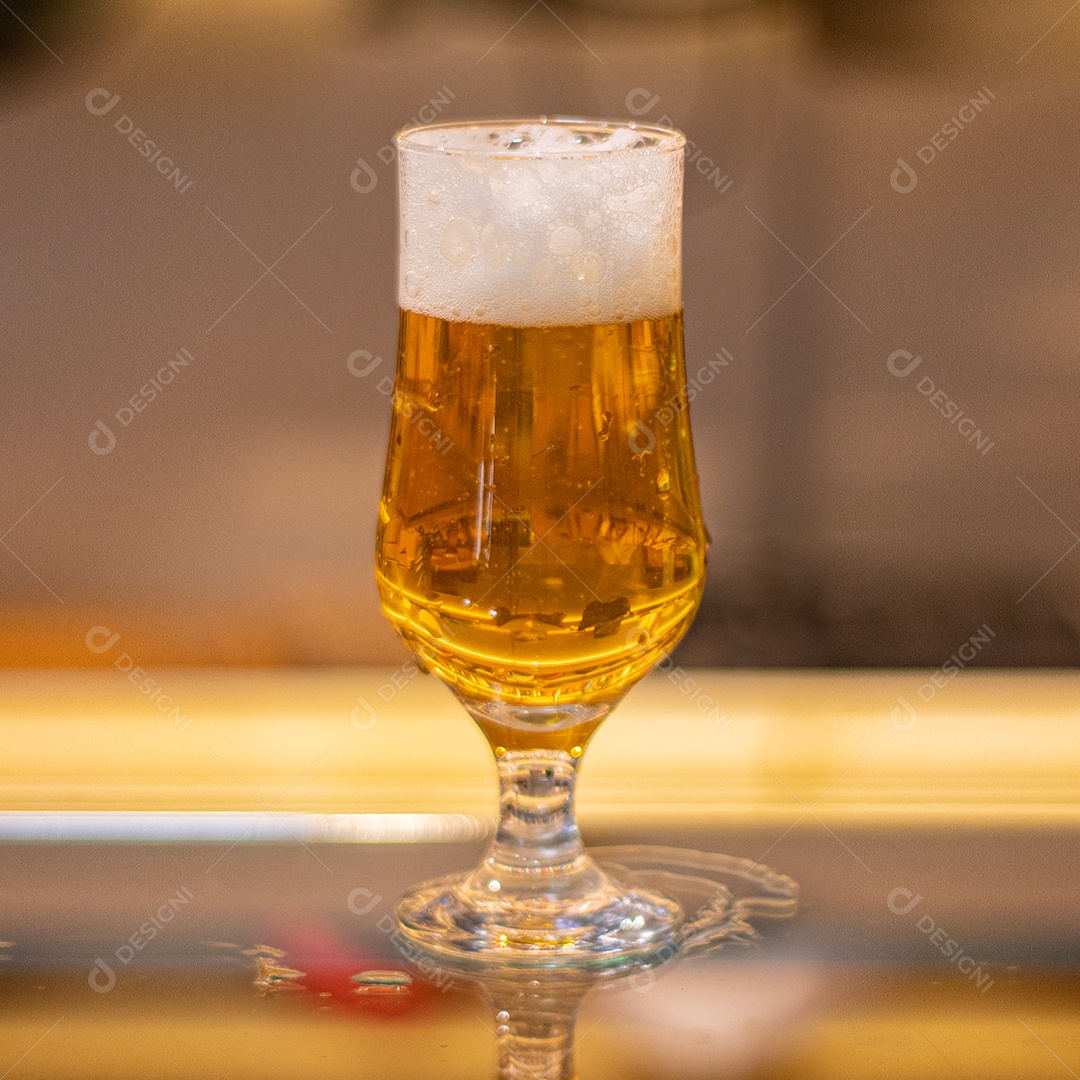 Cerveja Chope sobre uma taça de vidro