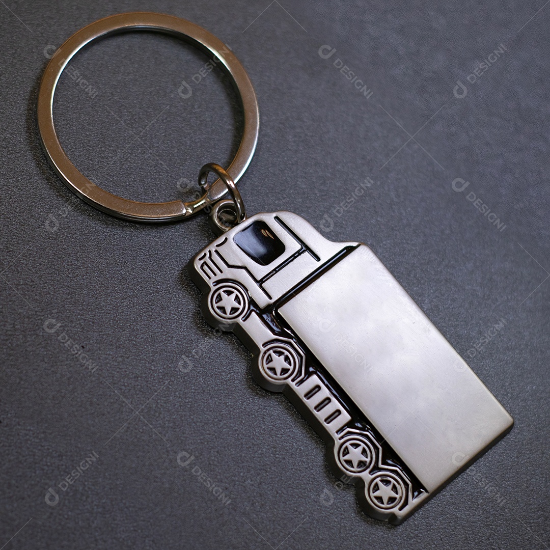 Chaveiro de caminhão sobre mesa